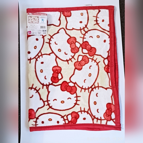 Hello kitty Sanrio small blanket - Picture 3 of 3